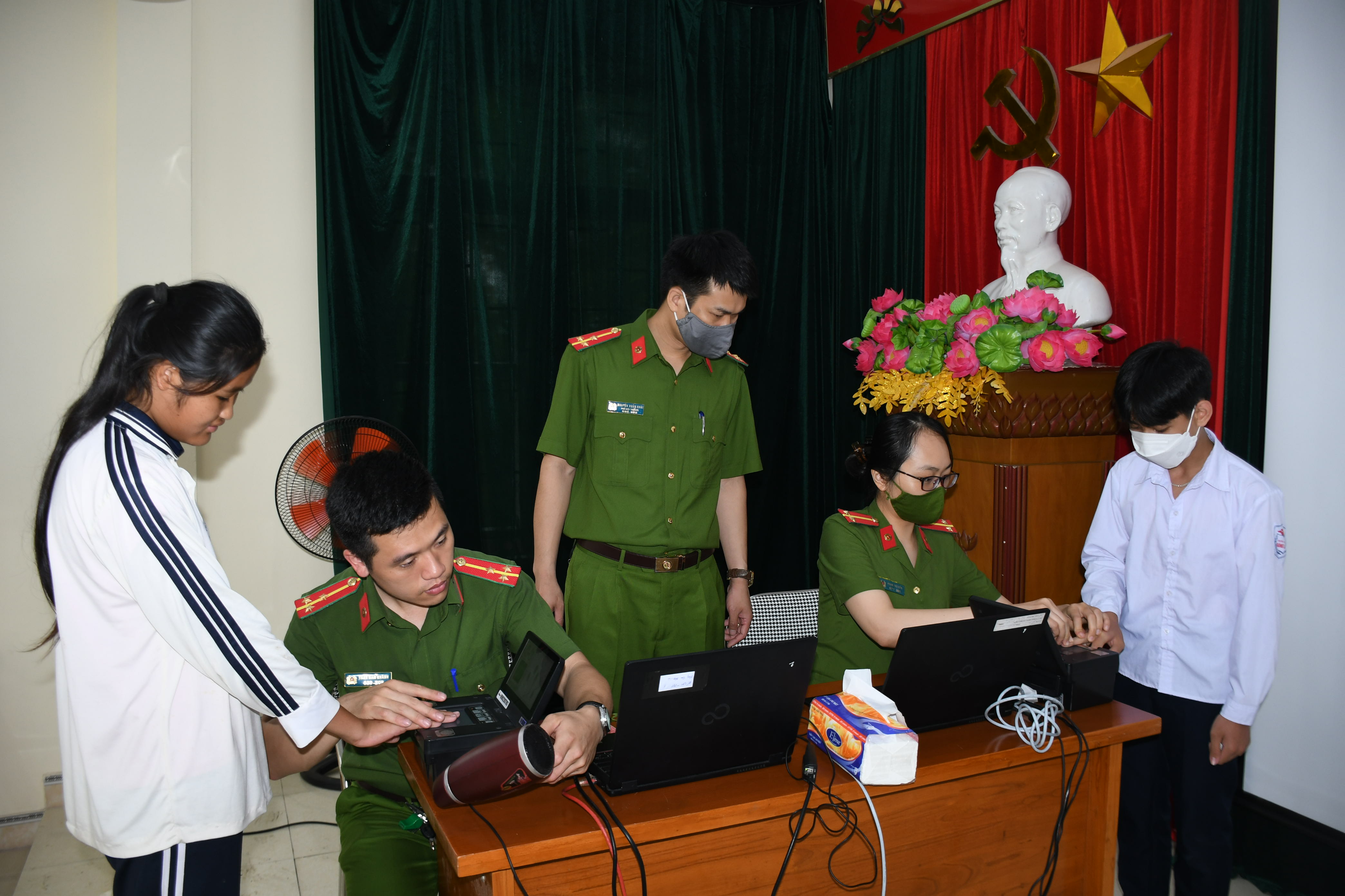 Công an quận Đồ Sơn: Cấp căn cước công dân gắp chíp điện tử phục vụ học sinh thi chuyển cấp